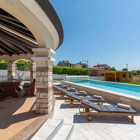 Oliva With Private Pool Villa