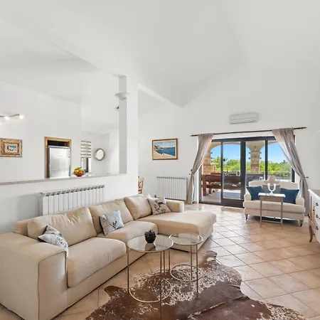 Oliva With Private Pool Villa *