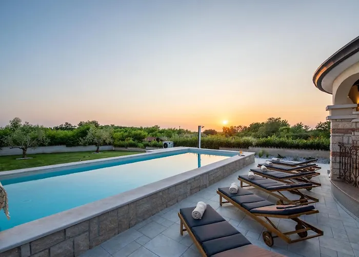 Oliva With Private Pool Žbandaj