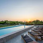 Oliva With Private Pool Žbandaj