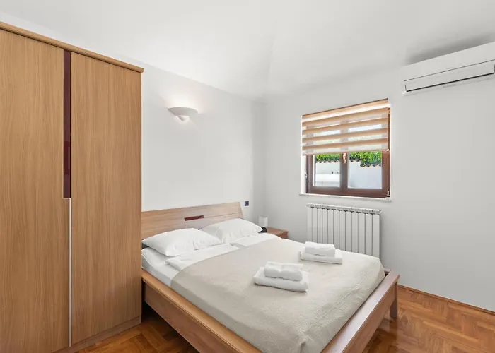 Oliva With Private Pool Zbandaj