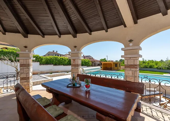 Oliva With Private Pool Žbandaj